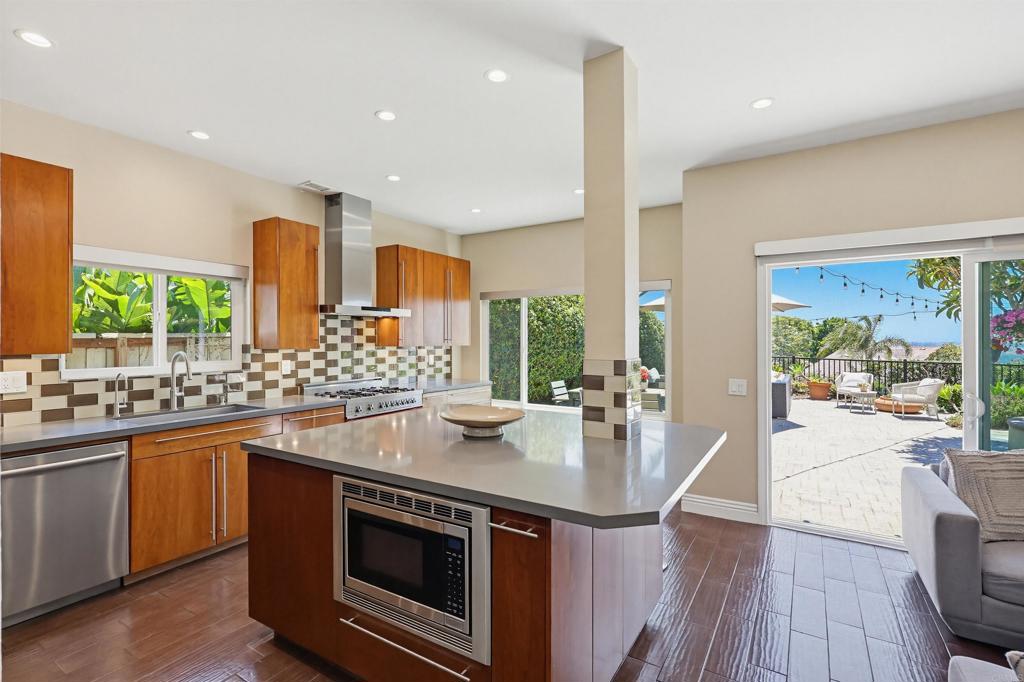 2756 Southampton Property Photo 6