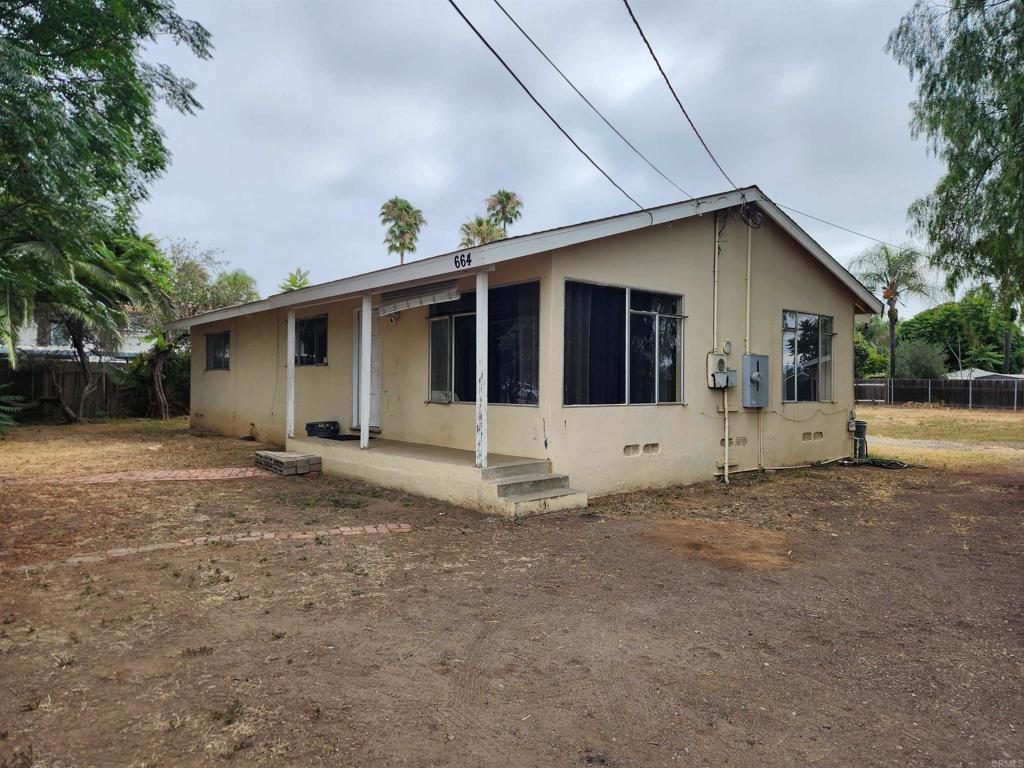 664 N Fig St Property Photo 1