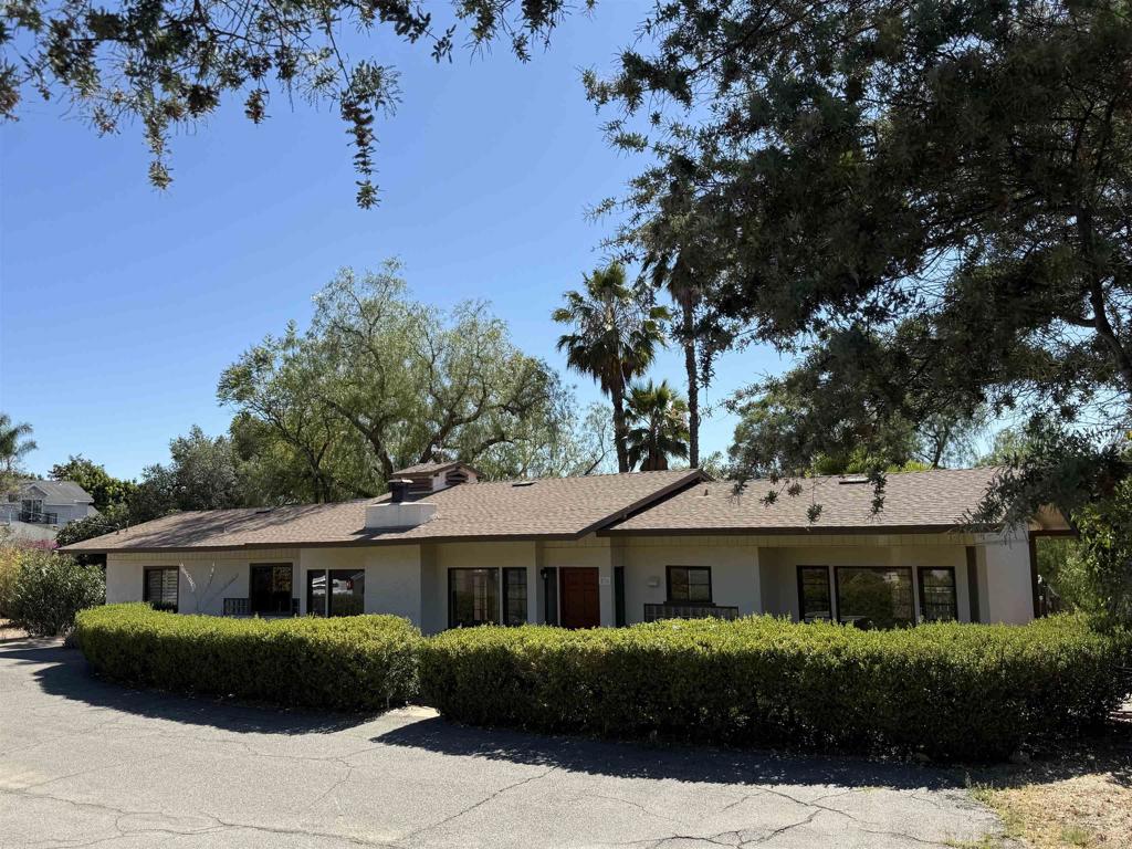231 S Stage Coach Lane Property Photo 1