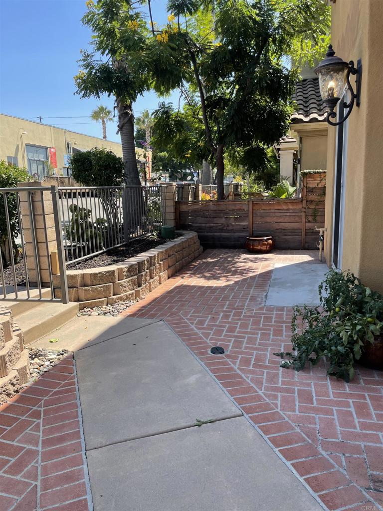 415 N Cedros Property Photo 1