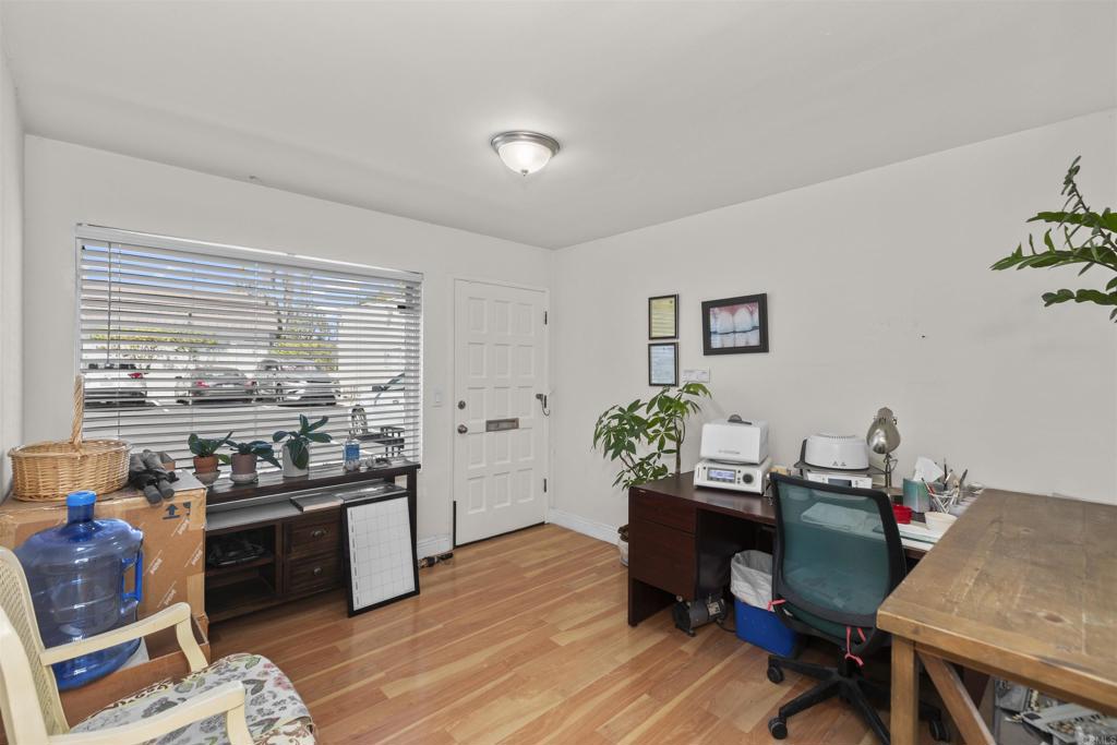 1027 E Grand Avenue Property Photo 17