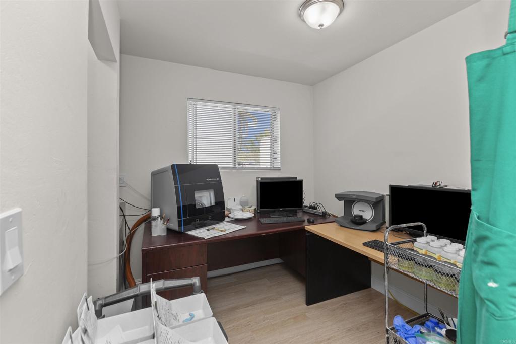 1027 E Grand Avenue Property Photo 22
