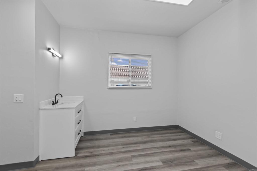 1027 E Grand Avenue Property Photo 41