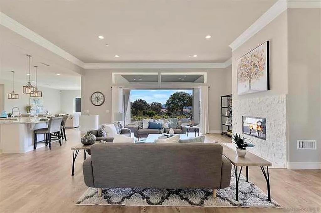 1011 Jimlojan Property Photo 7