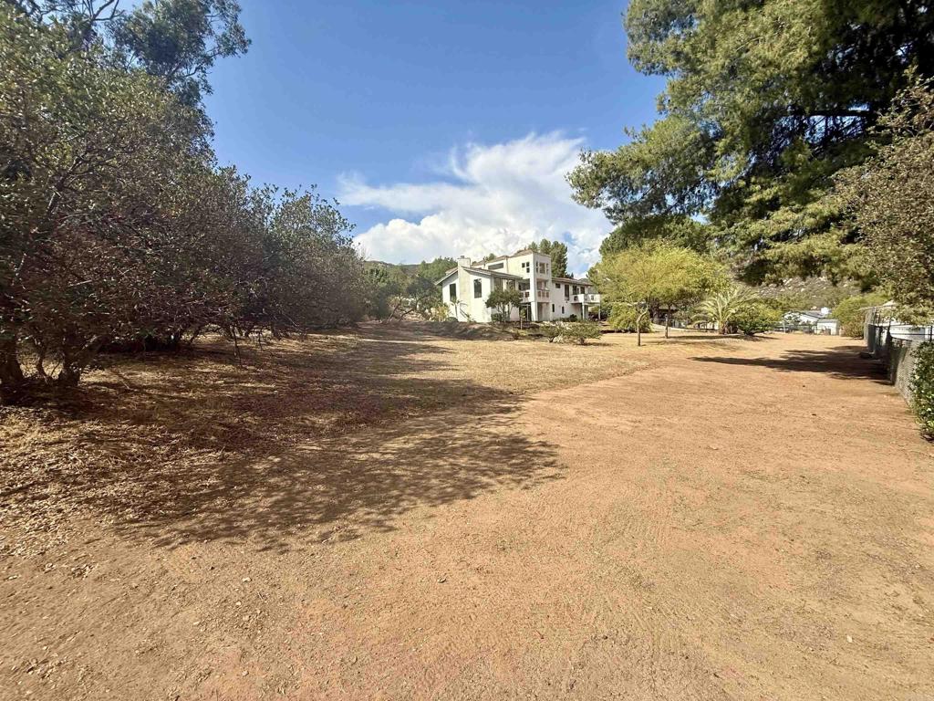 Daza Drive Property Photo 3