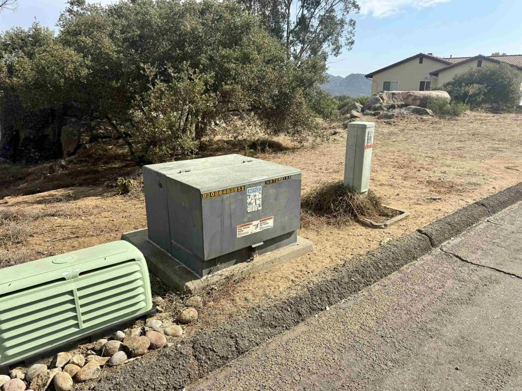 Daza Drive Property Photo 4