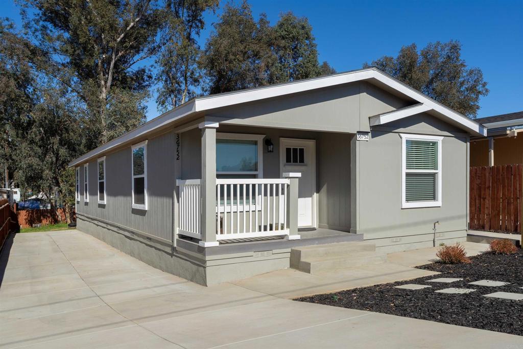 18374 Oleander Avenue Property Photo 1