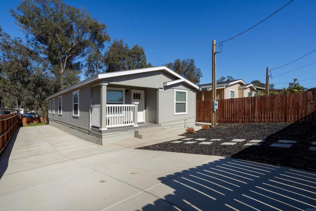 18374 Oleander Avenue Property Photo 3