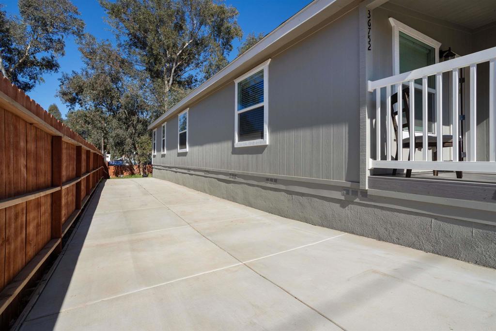 18374 Oleander Avenue Property Photo 4