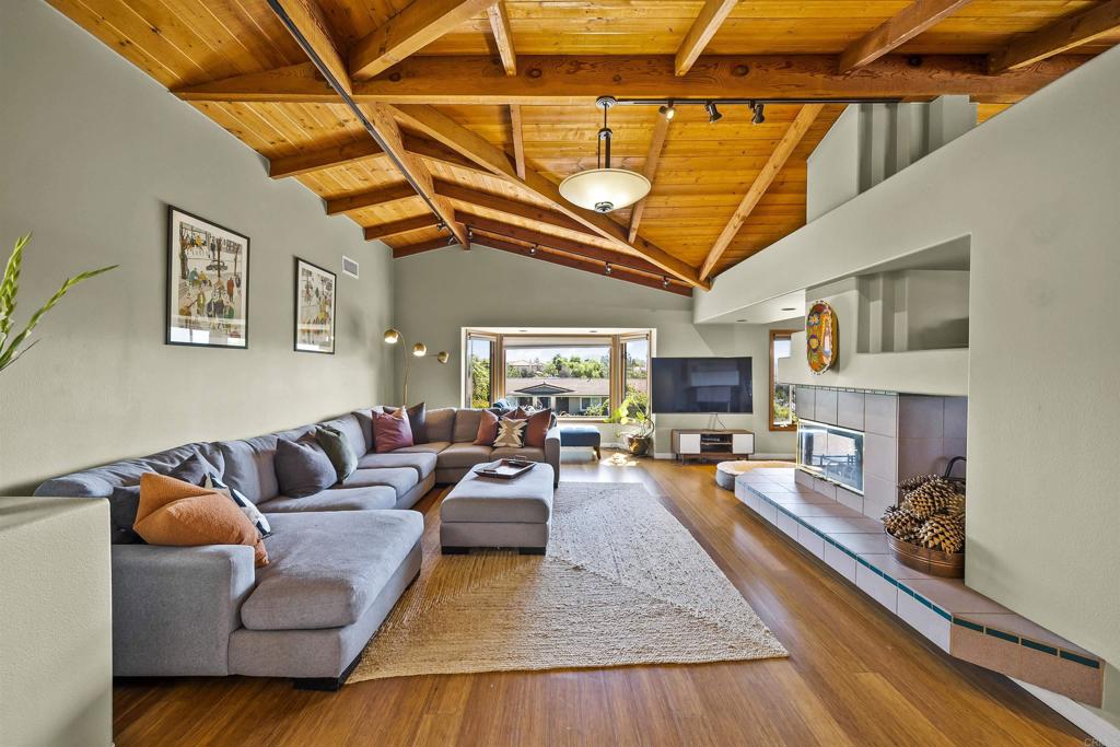 141 Helen Way Property Photo 4