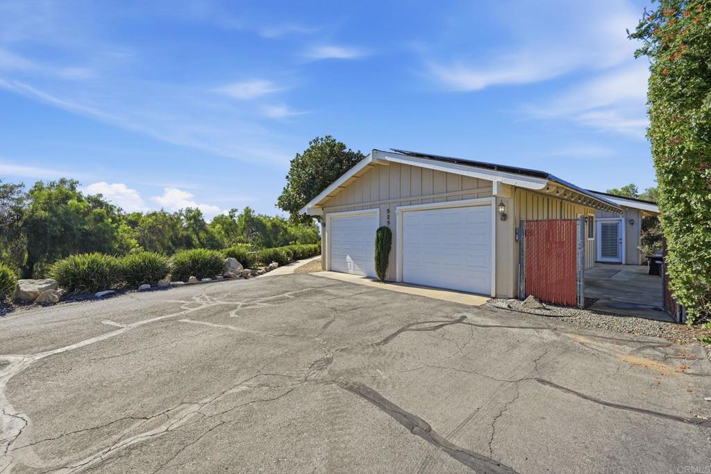 929 Pepper Tree Lane Property Photo 38