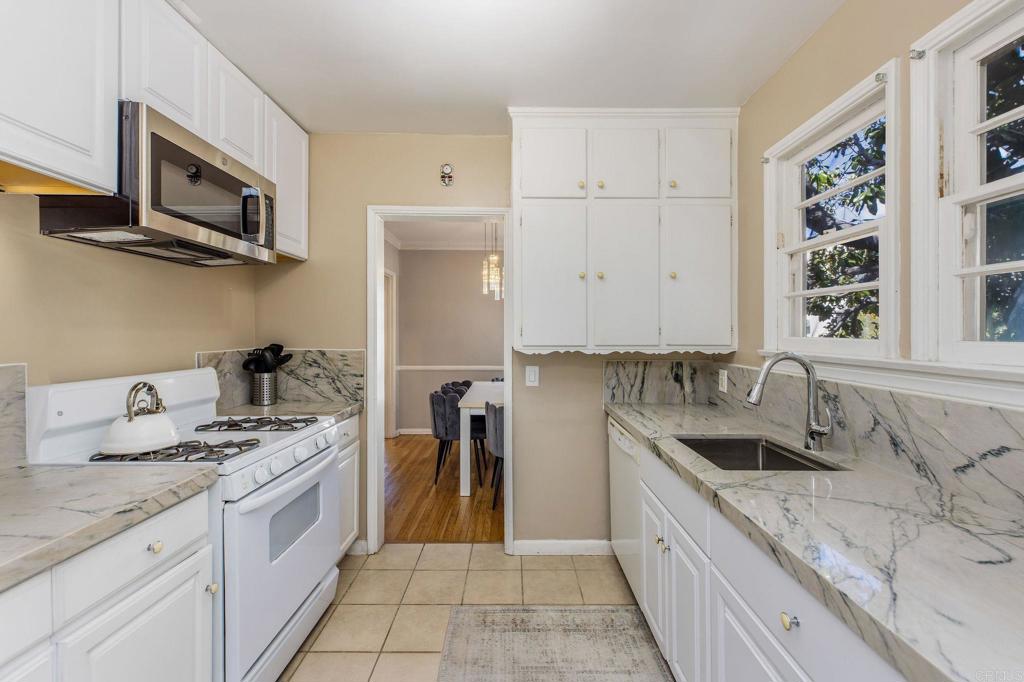 1700 1702-1704 Glendon Avenue Property Photo 6