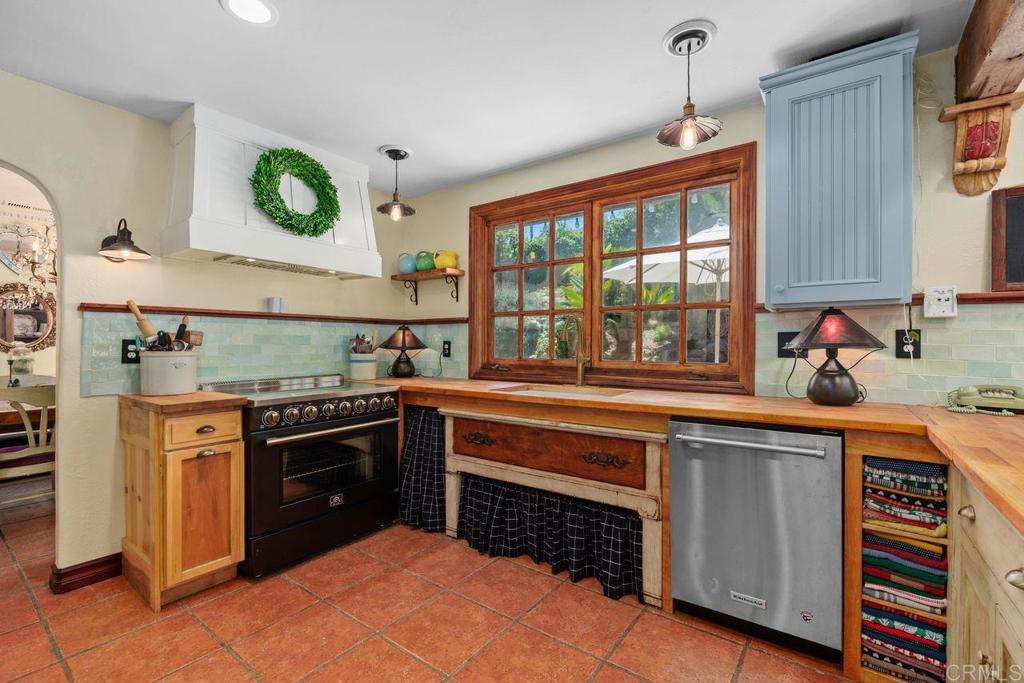 345 Osborne Street Property Photo 9