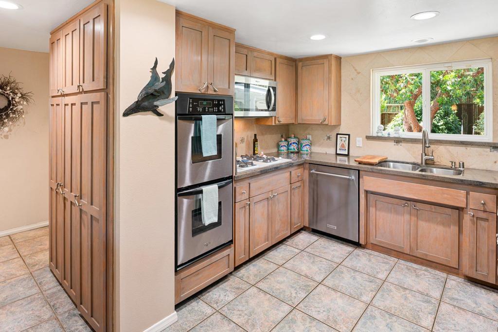 2140 Alta Vista Drive Property Photo 27
