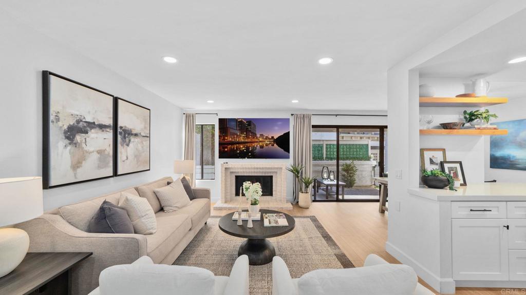 532 1/2 Via De La Valle F Property Photo 1