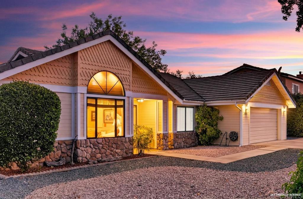 23543 Oriente Way Property Photo 3