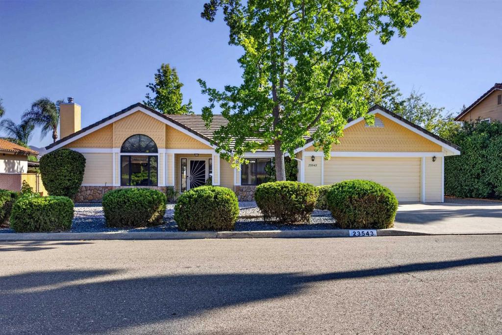 23543 Oriente Way Property Photo 7