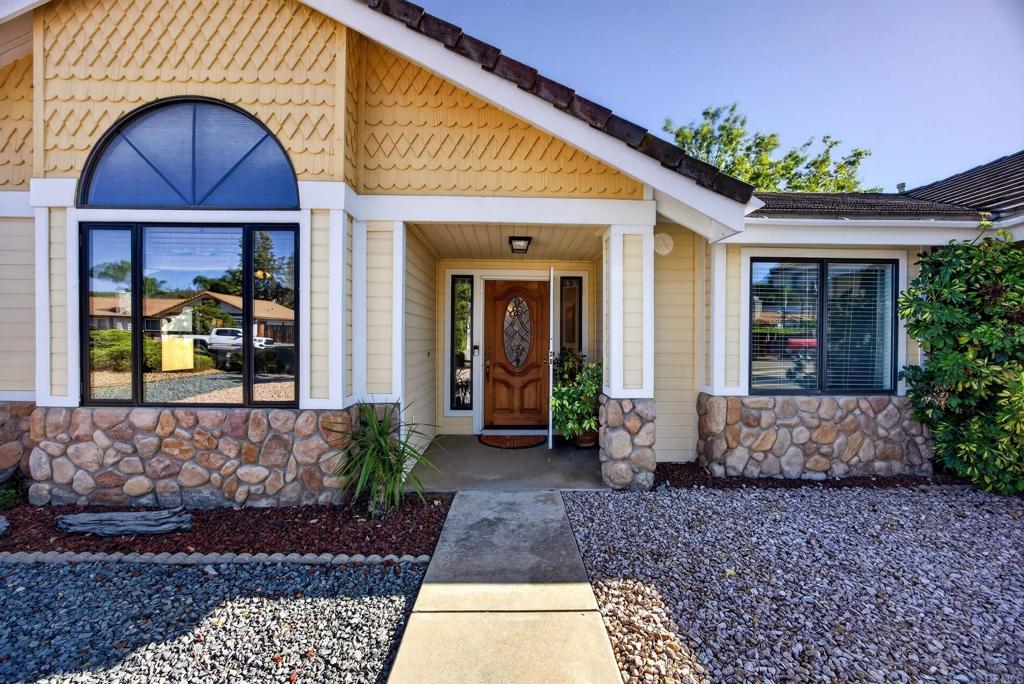 23543 Oriente Way Property Photo 8