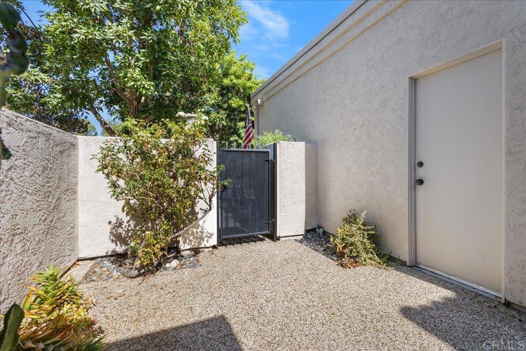 12837 Via Moura Property Photo 23