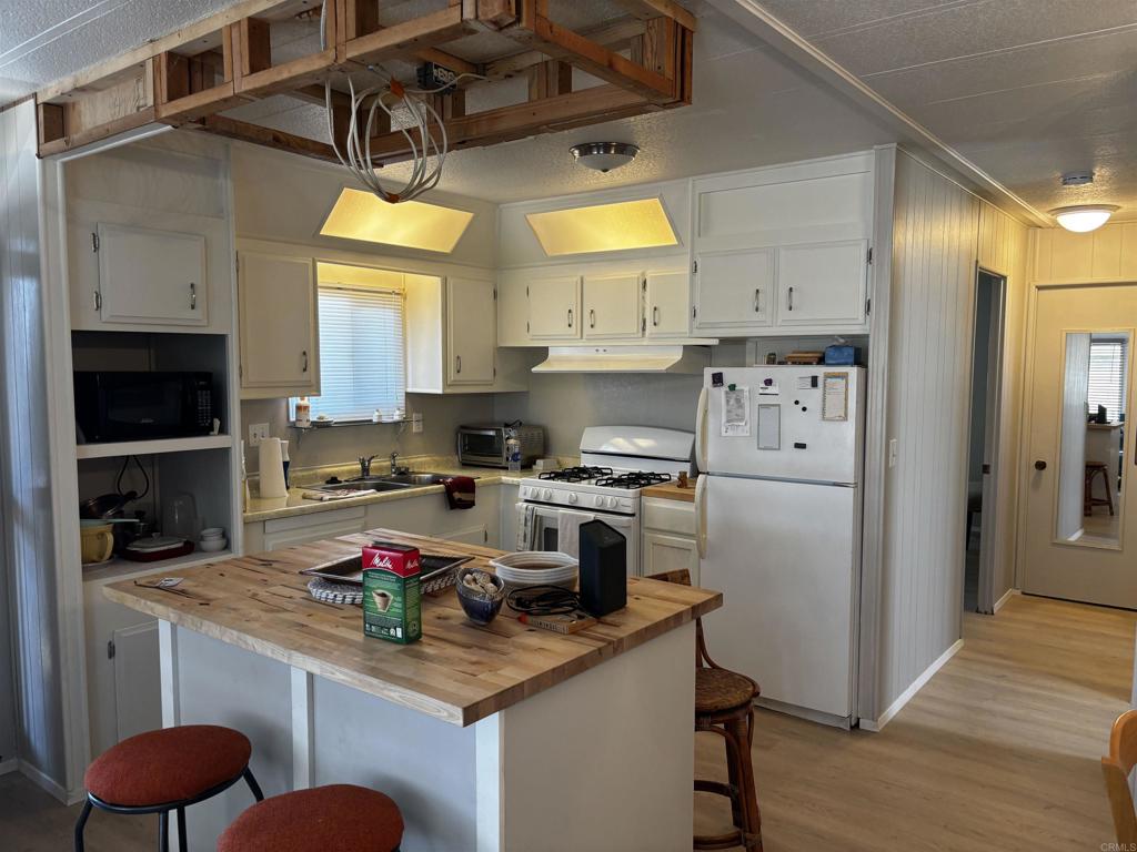 955 Howard Avenue 64 Property Photo 3