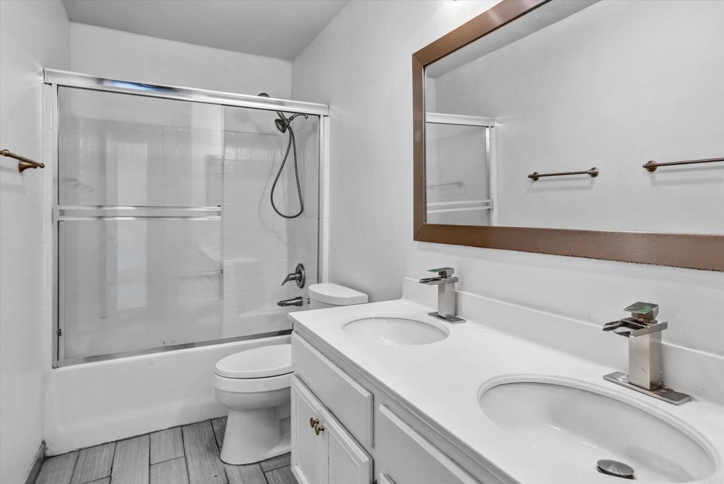 2128 Chateau Ct Property Photo 27