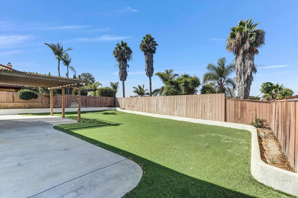 2128 Chateau Ct Property Photo 32