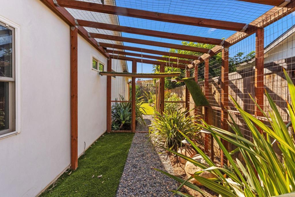 1830 Eucalyptus Avenue Property Photo 26