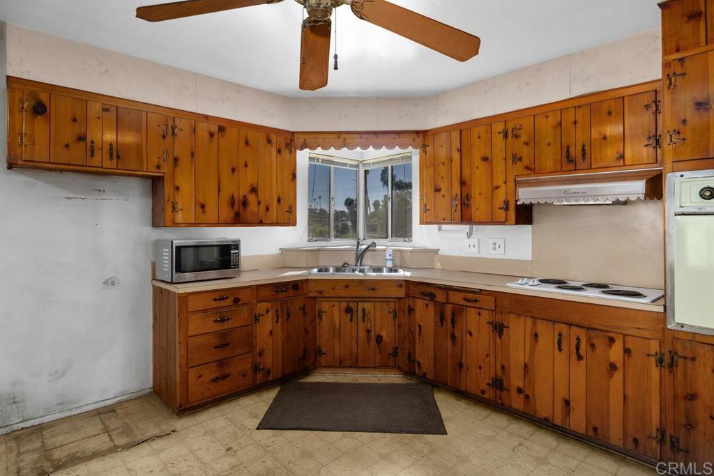 2947 Helix Street Property Photo 11