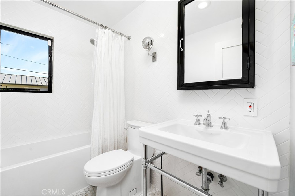 542 Tustin Avenue Property Photo 23