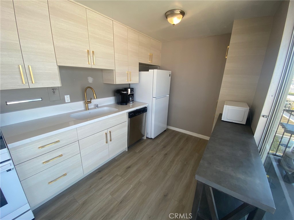 1006 E. Balboa Blvd B Property Photo 9