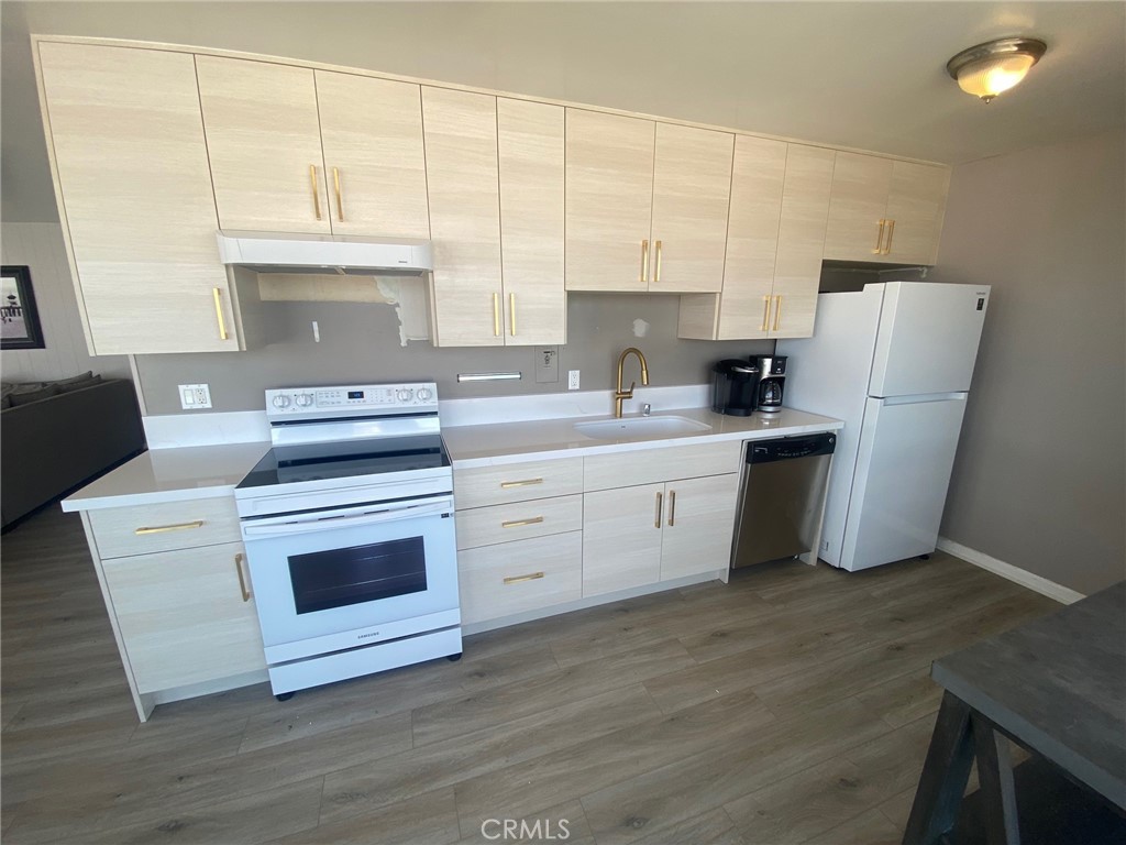 1006 E. Balboa Blvd B Property Photo 12