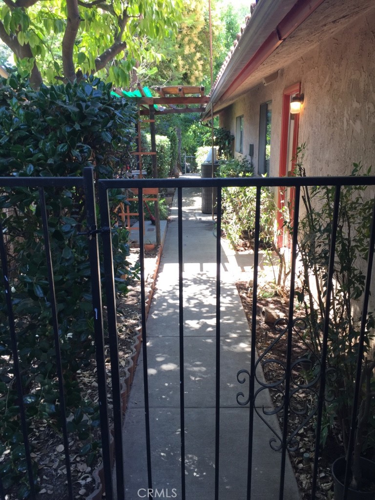 1040 Walnut Avenue Property Photo 4