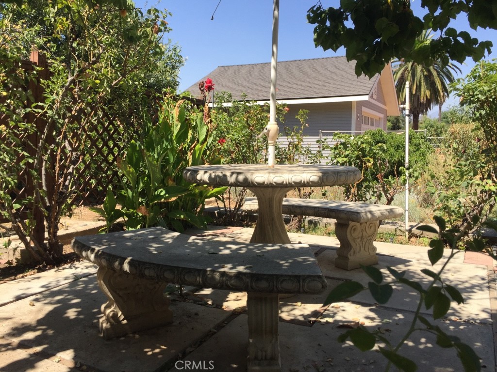 1040 Walnut Avenue Property Photo 6