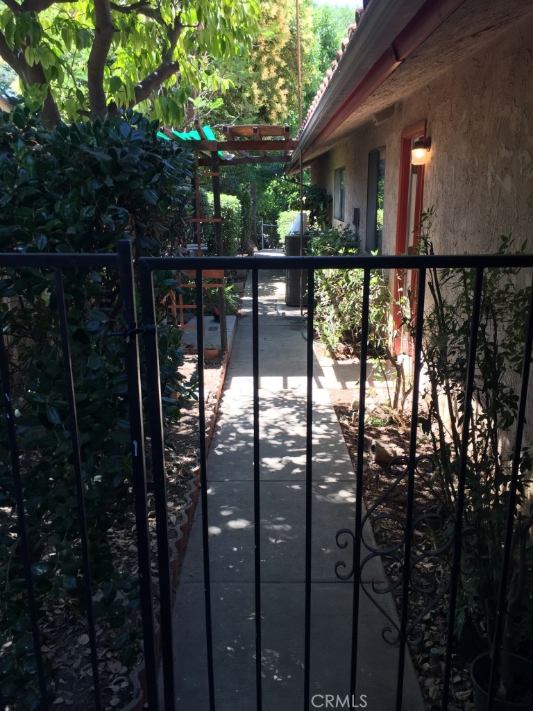 1040 Walnut Avenue Property Photo 13