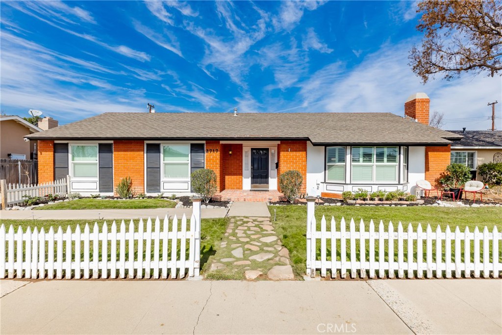 2717 E Palmyra Avenue Property Photo