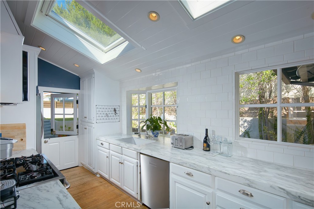 2235 Pacific Drive Property Photo 6