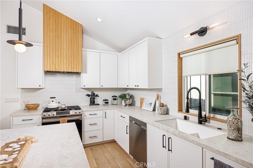 122 E Bay Avenue Property Photo 7