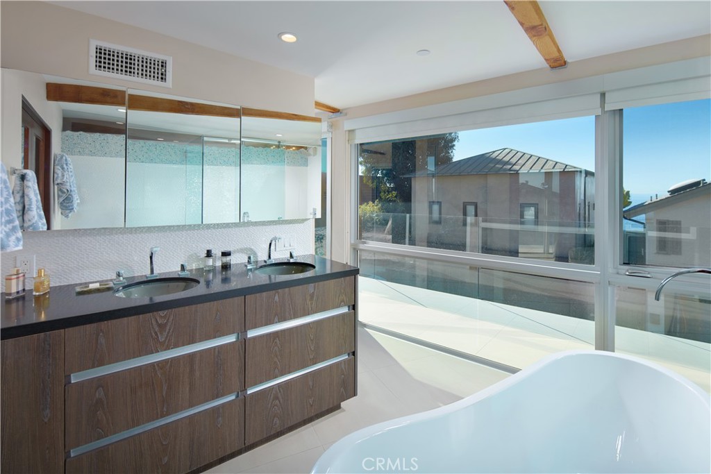2680 Victoria Drive Property Photo 15