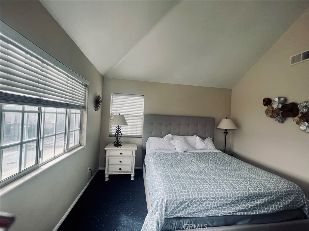 498 Park Ave Property Photo 10