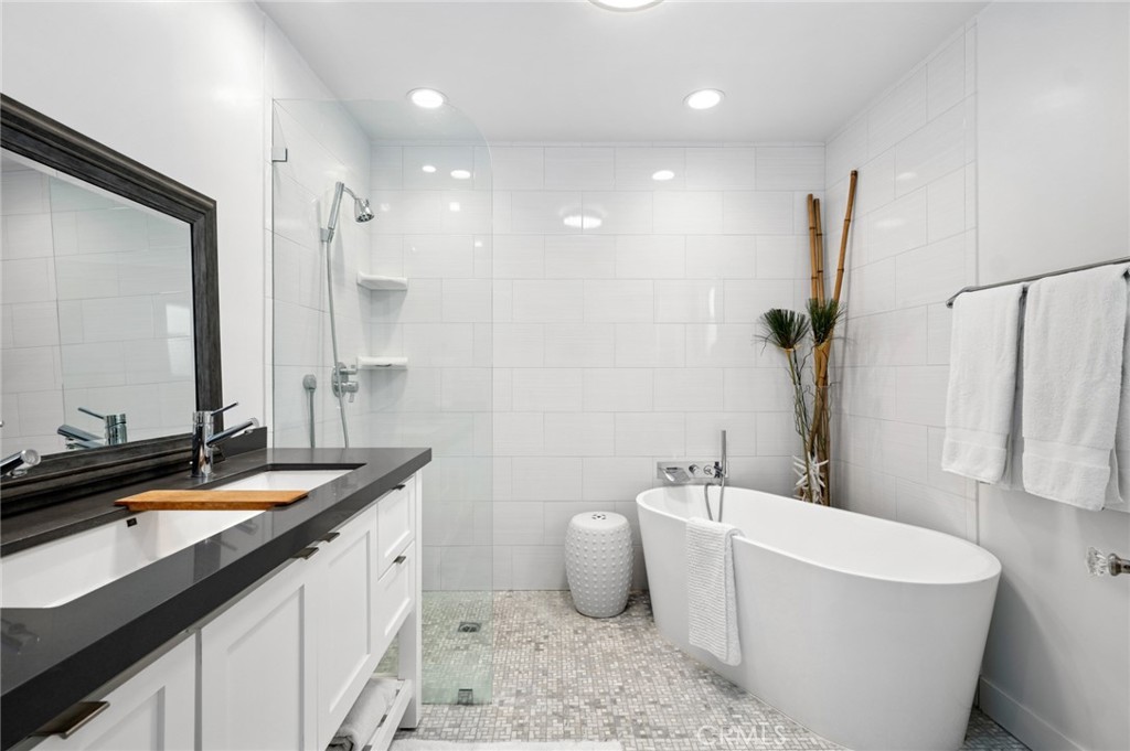 2049 E Ocean Boulevard Property Photo 10