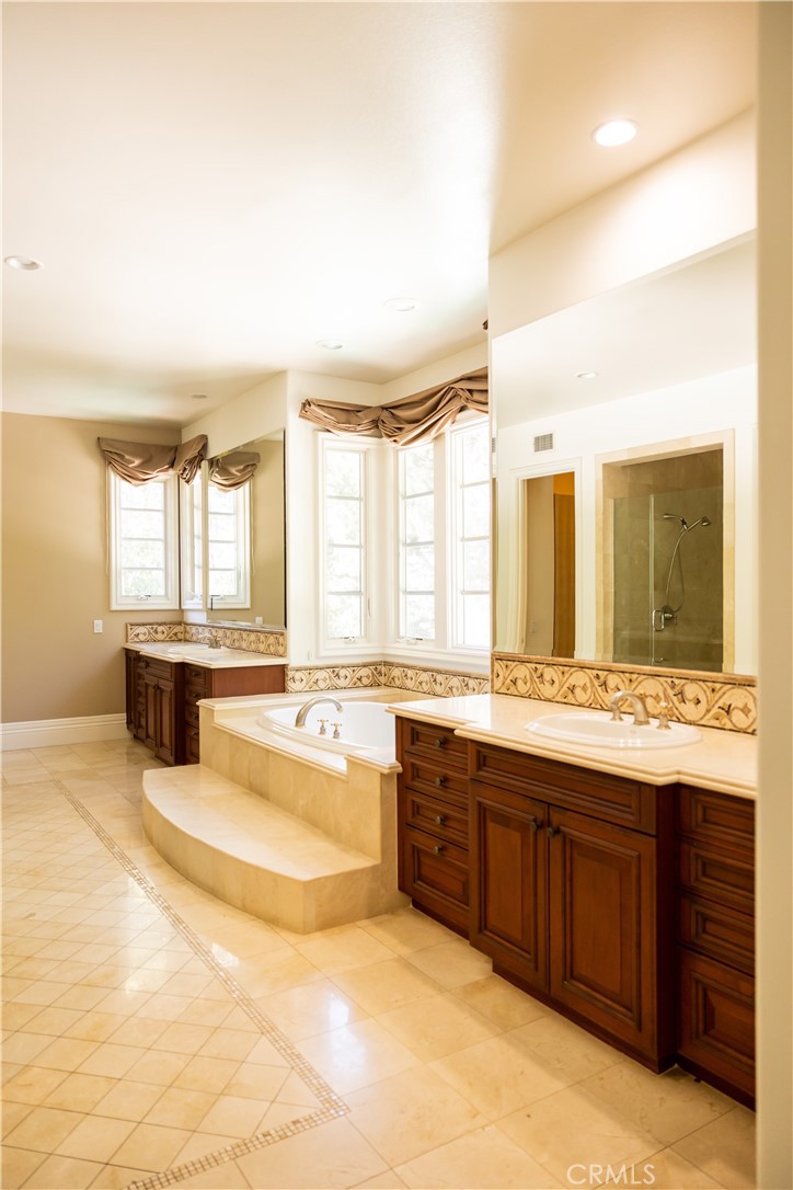 32 Gleneagles Drive Property Photo 12