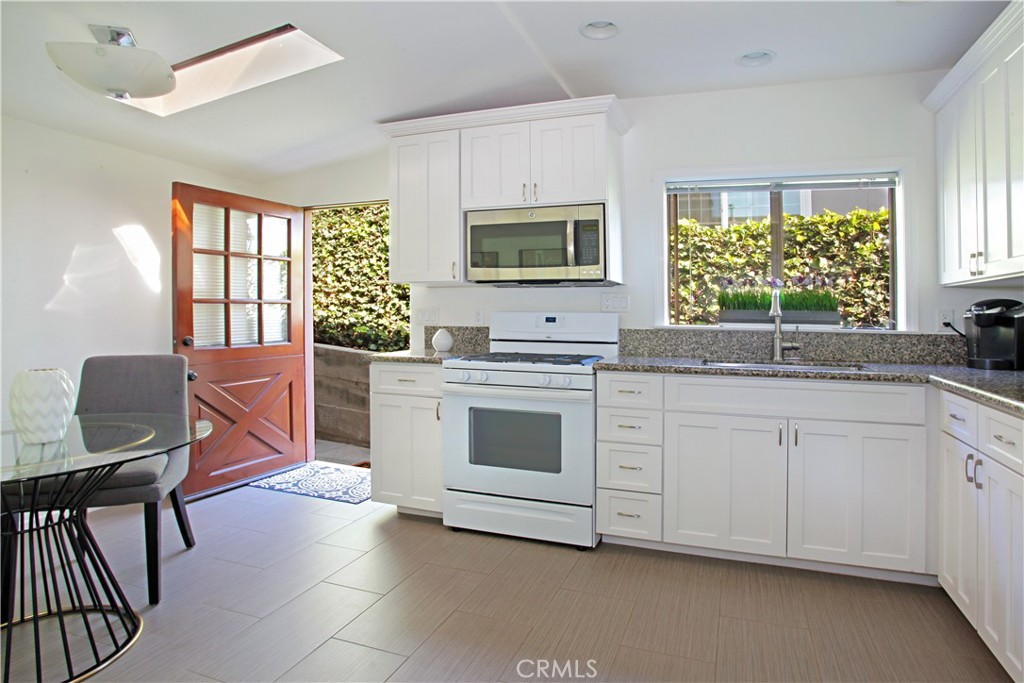 405 Heliotrope Avenue B Property Photo 1