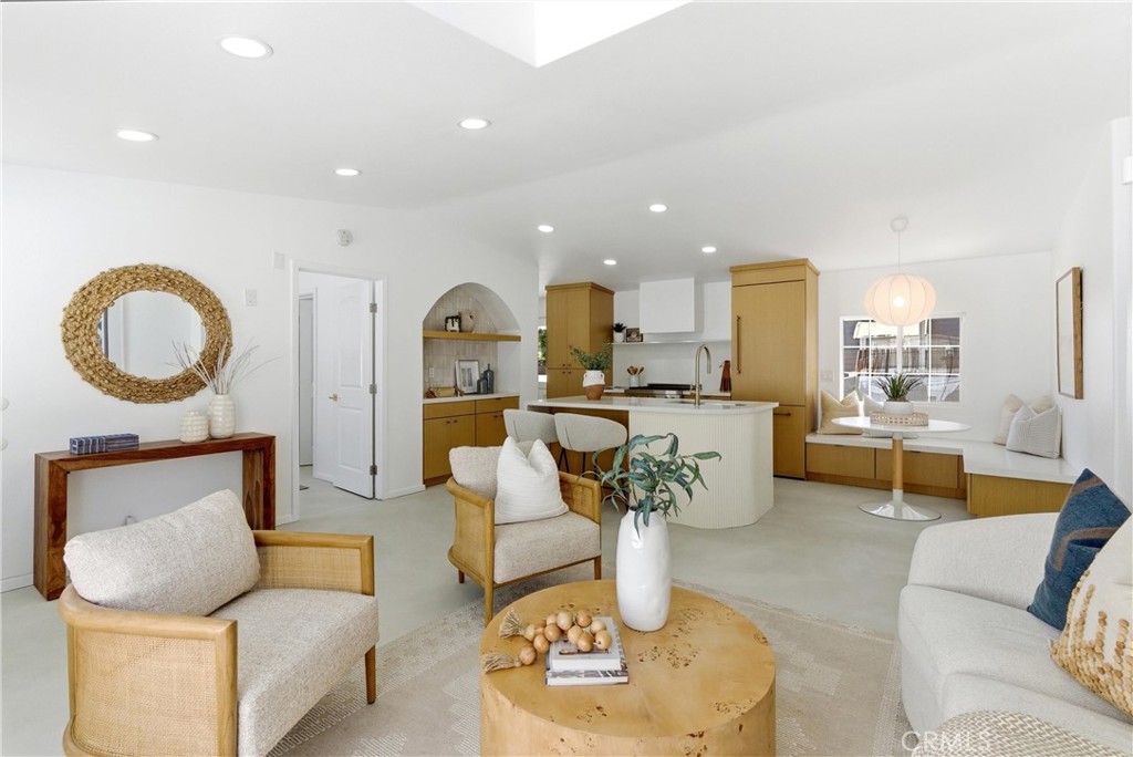 260 Mayflower Property Photo 8