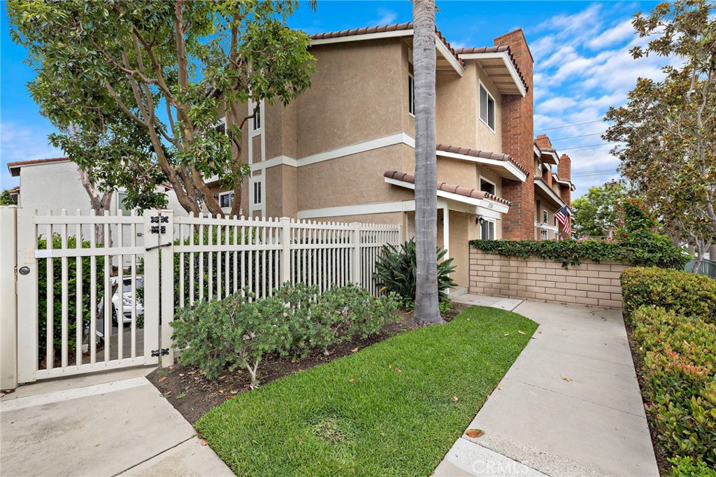 21038 Poolside Property Photo 7