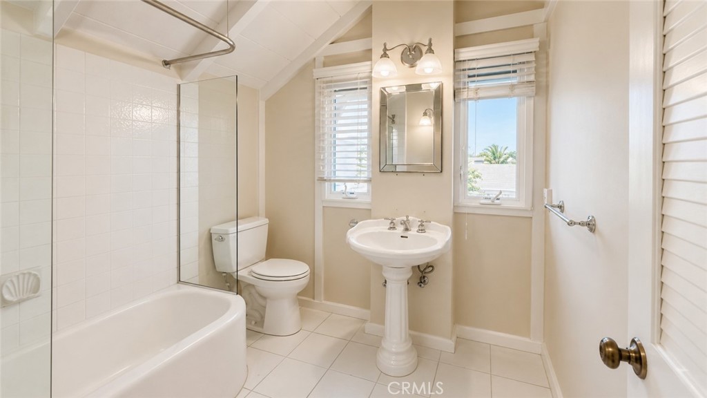 1461 Glenneyre B Property Photo 17
