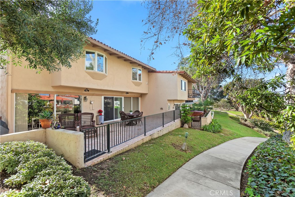314 Avenida Cumbre Property Photo 1