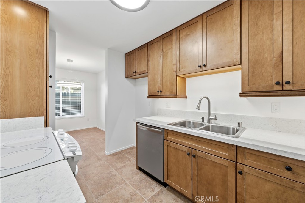 1651 Iowa Street C Property Photo 5