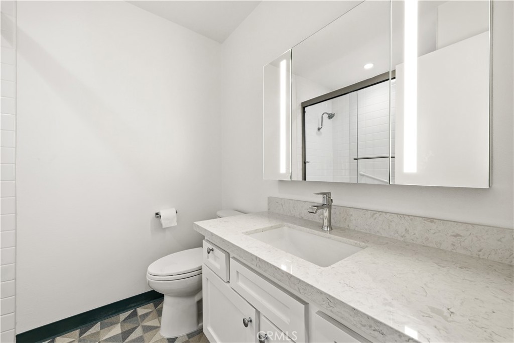 1651 Iowa Street C Property Photo 14