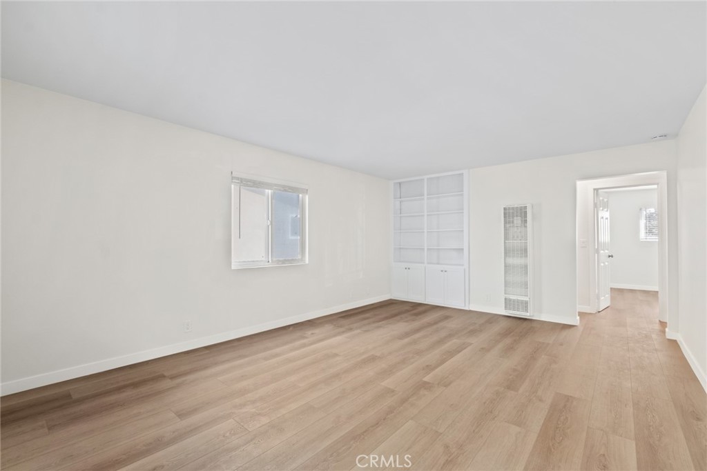 121 E Bay St D Property Photo 2