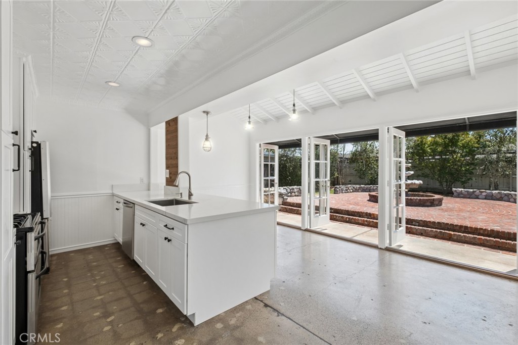241 E 21st Street Property Photo 7